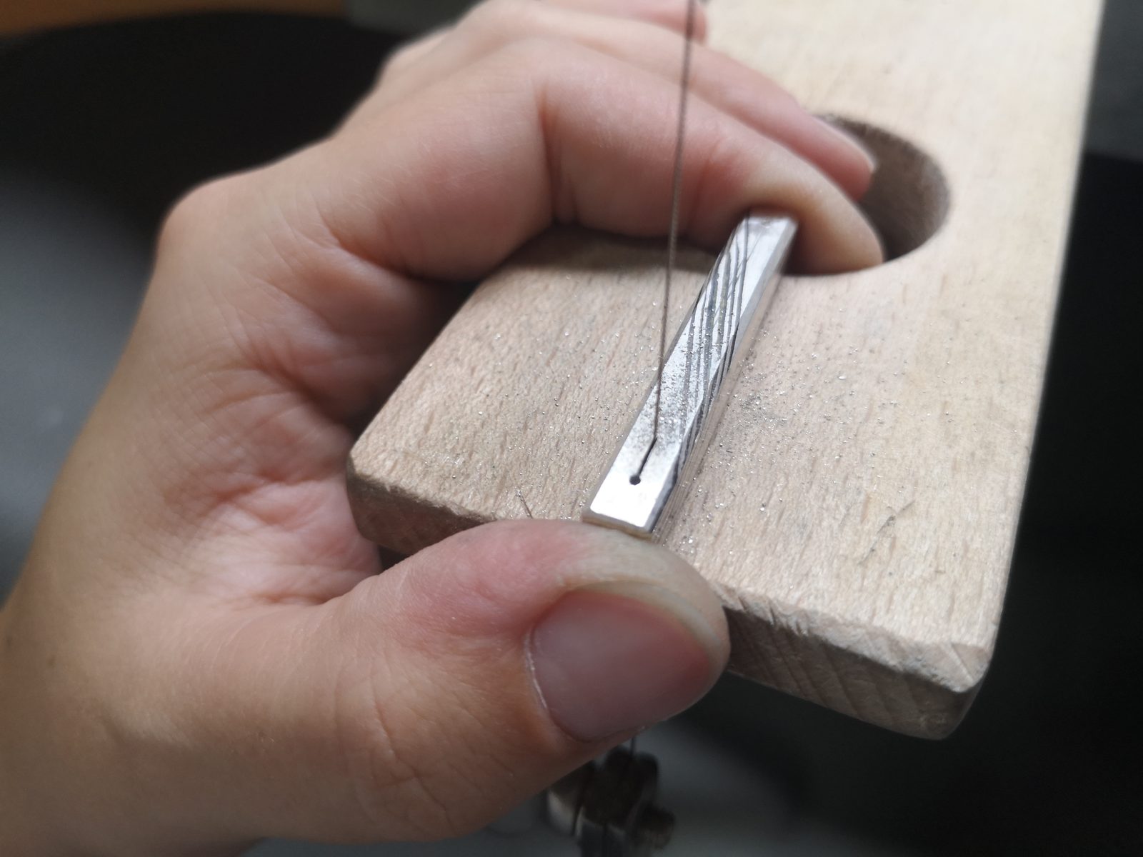 Mokume Gane – der Schichtblock wird von Hand gesägt