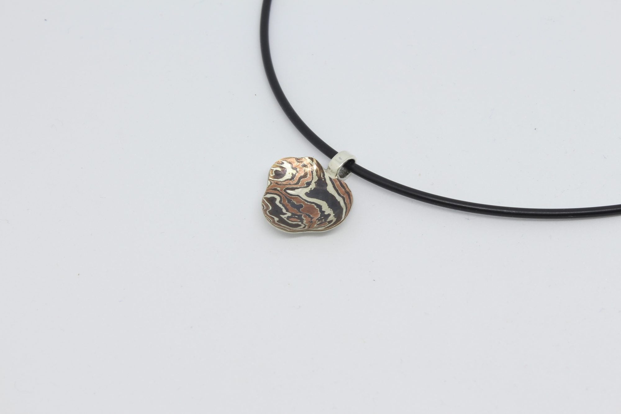 Mokume Gane Herz an Kautschukband