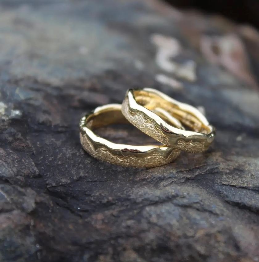 Trauringe in Gelbgold mit Felsstruktur