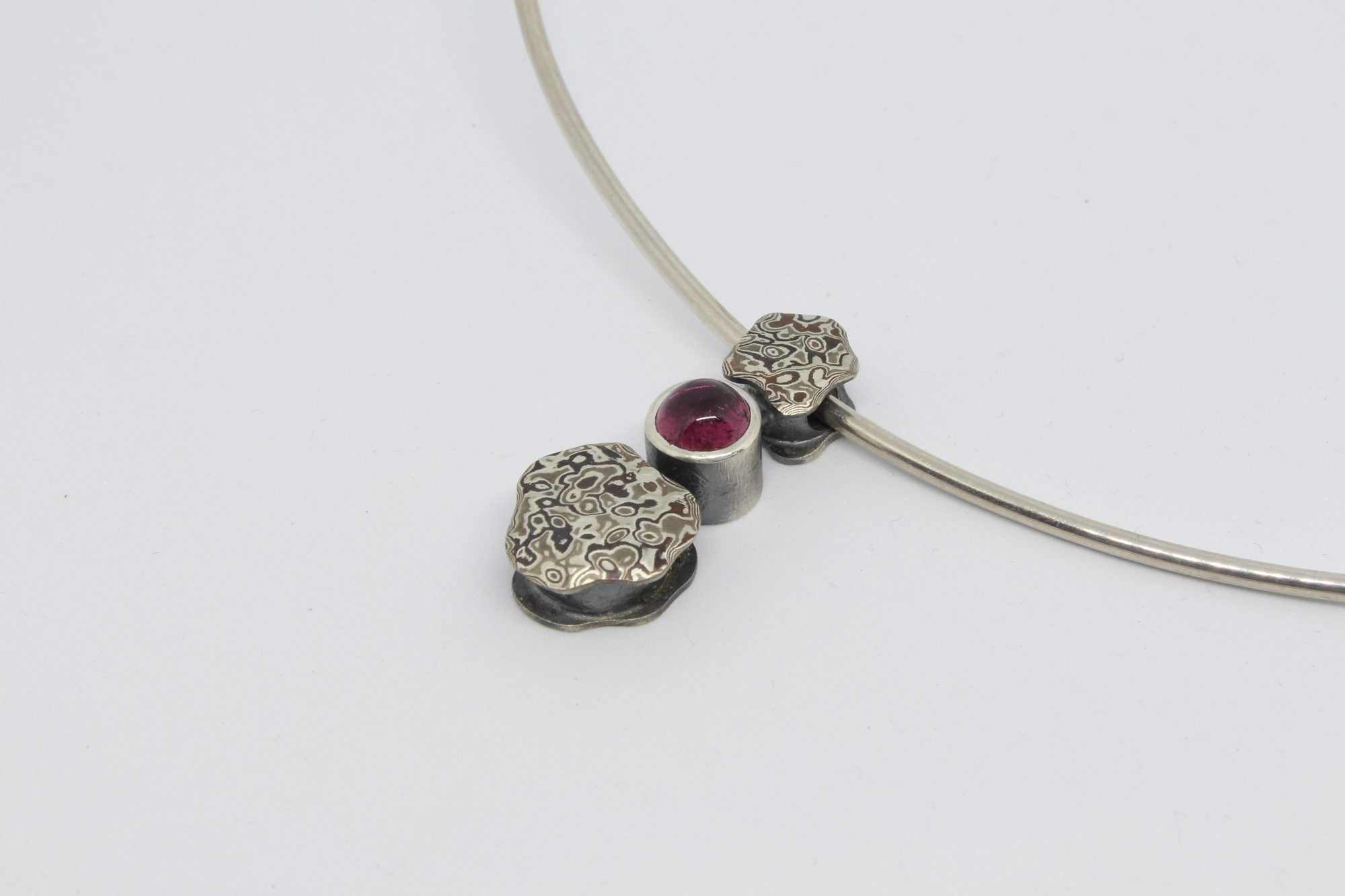 Mokume Gane Anhänger mit rosa Turmalin