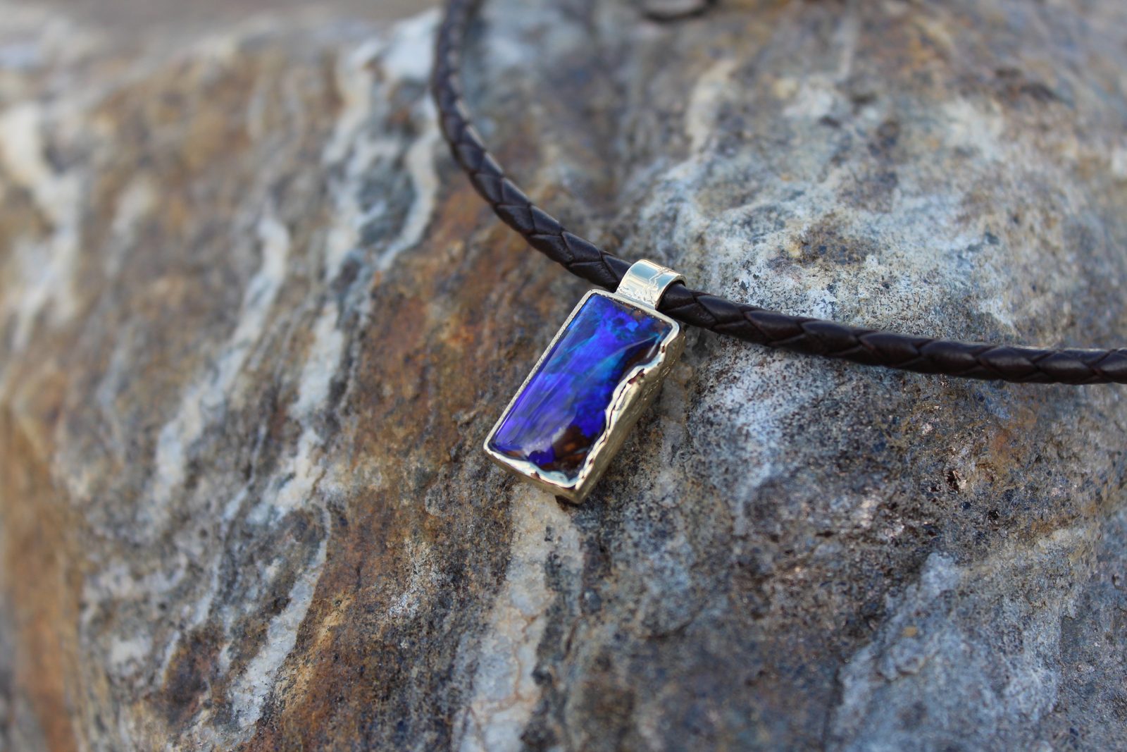 Boulder-Opal in Silber an Lederband