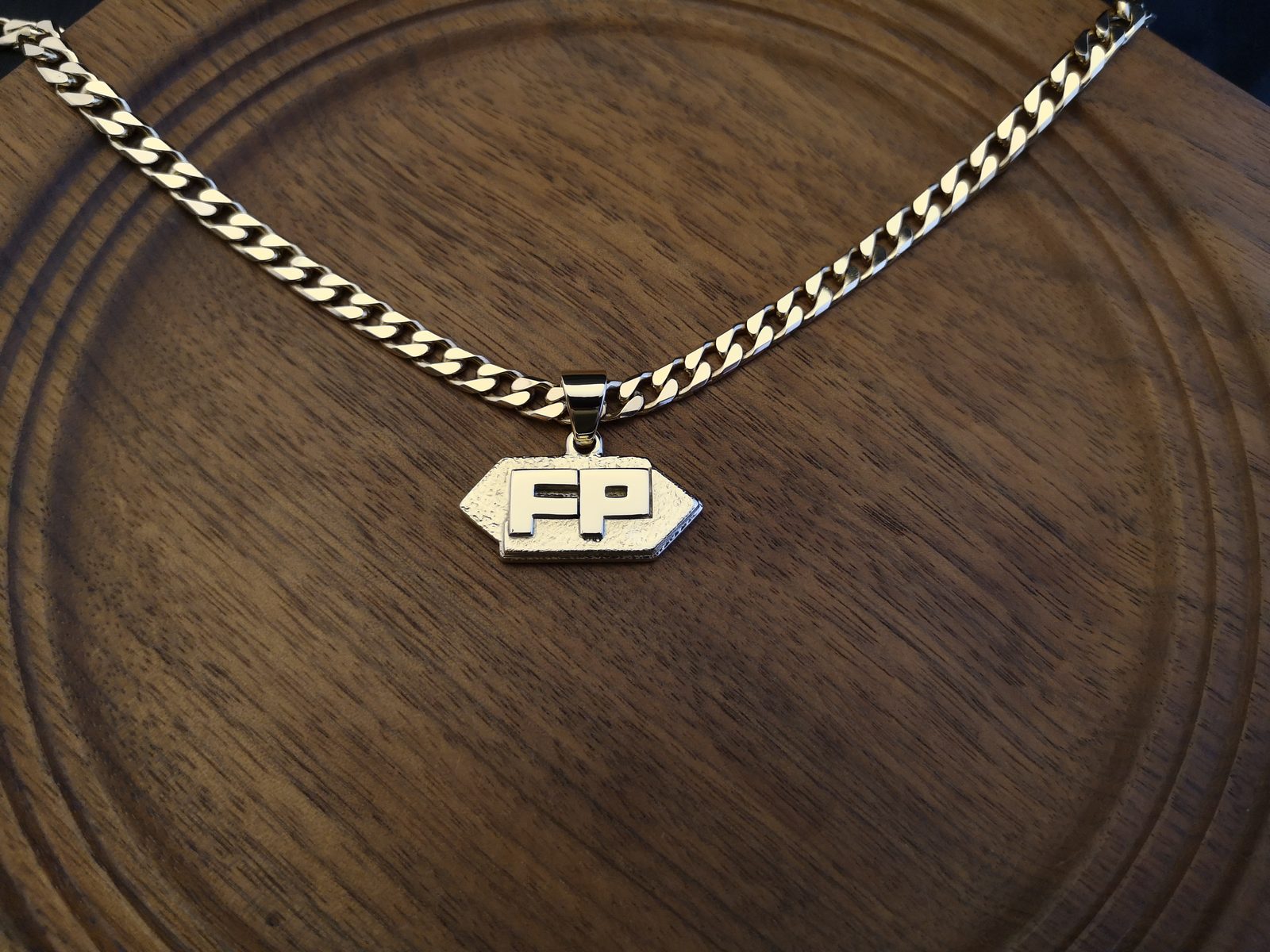 Initialen-Anhänger in Gold an Panzerkette