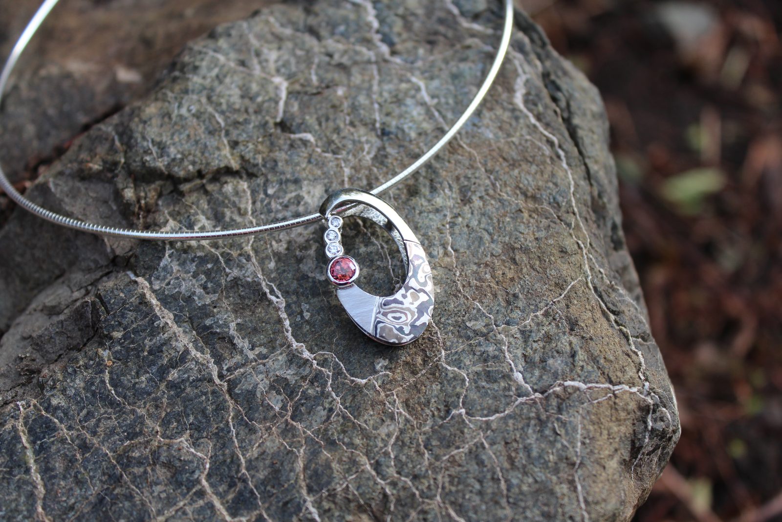 Mokume Gane Anhänger mit Granat und Brillanten